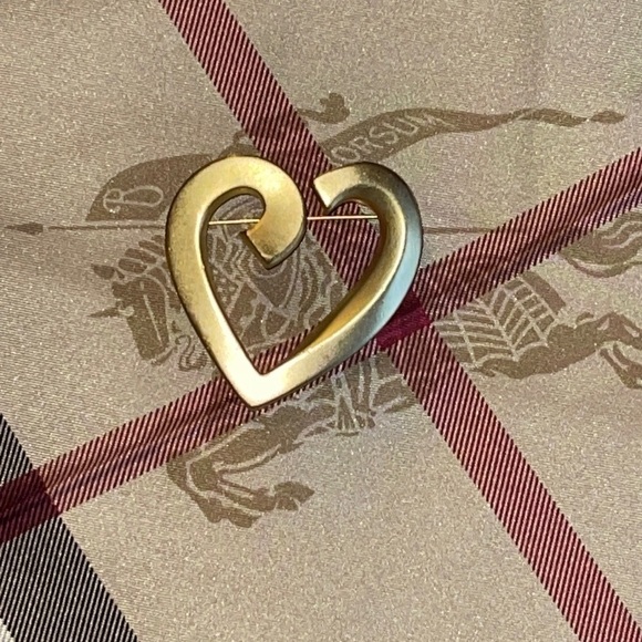 VINTAGE Gold Plated Large Heart Brooch - Picture 4 of 11